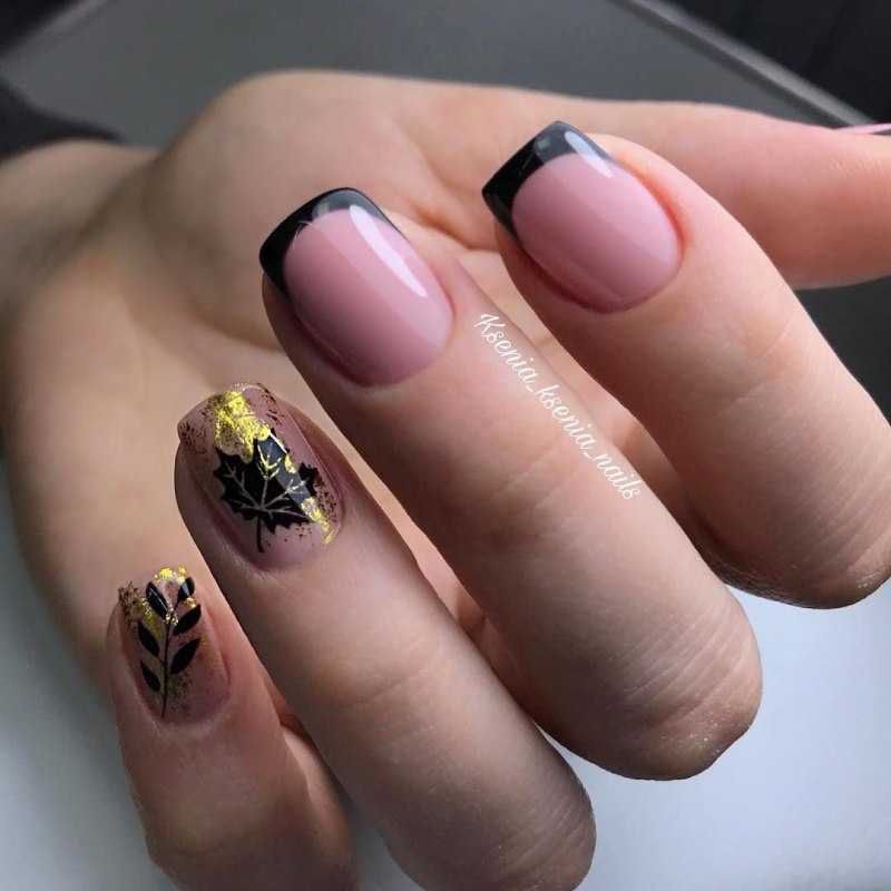 Чёрный френч с золотом на ногтях