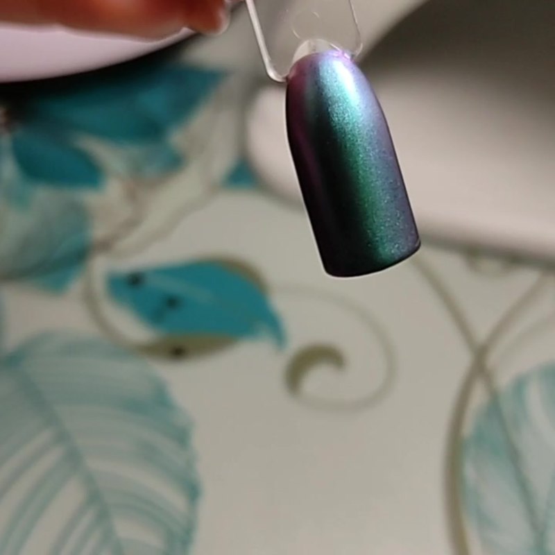 Маникюр на миндальные ногти лавандовый с белым