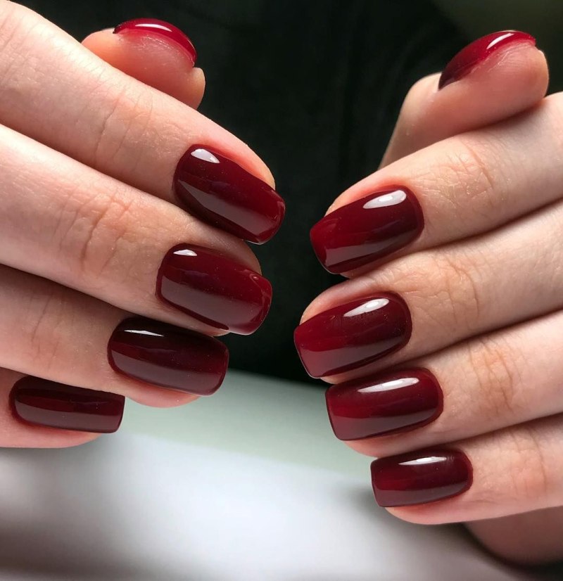 Теинобордовый маникюр
