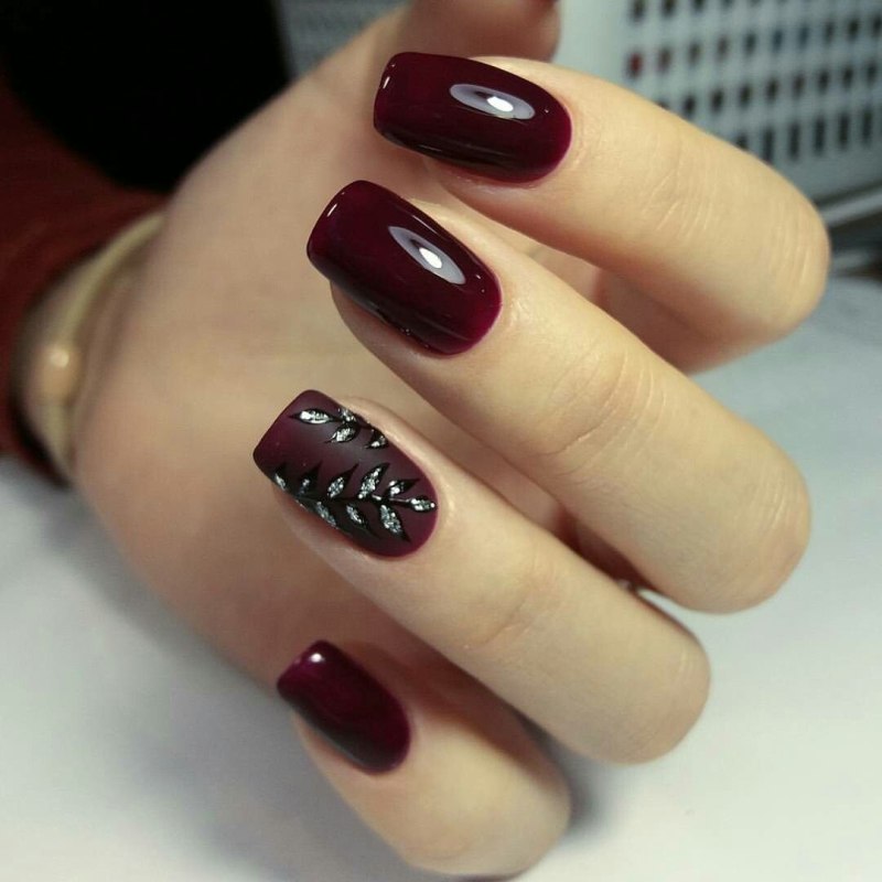 Вишневый лак для ногтей