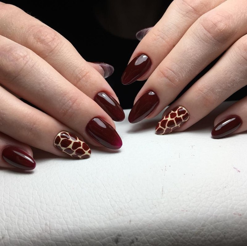 Бордовый маникюр