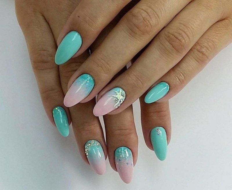 Градиент на ногтях голубой с белым