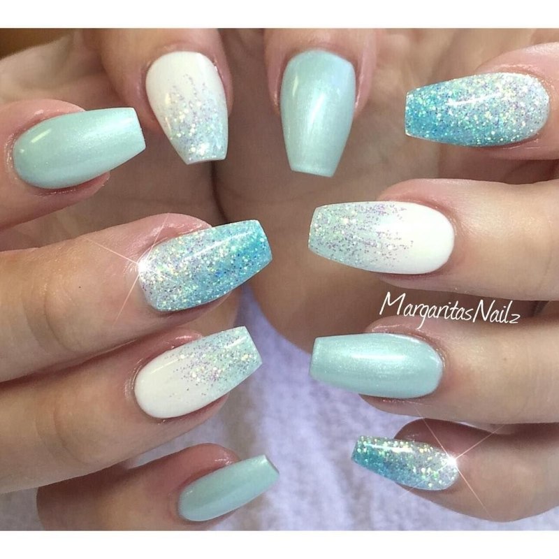 Маникюр мятный с розовым