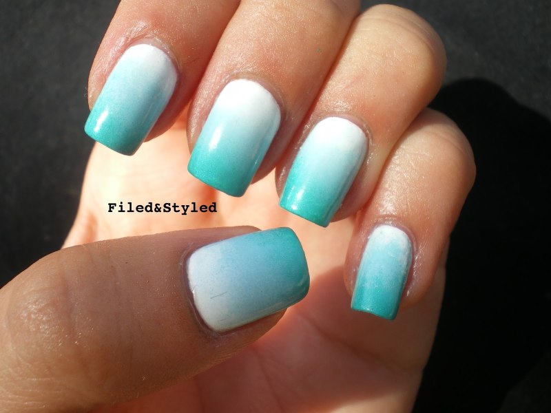 Маникюр переход от белого к бирюзовому