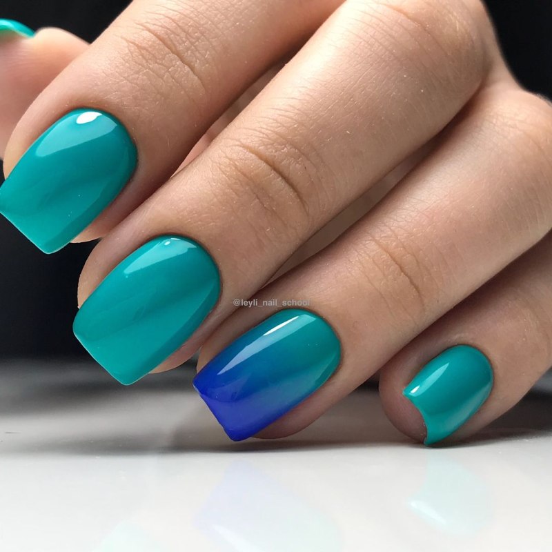 Изумрудный градиент маникюр