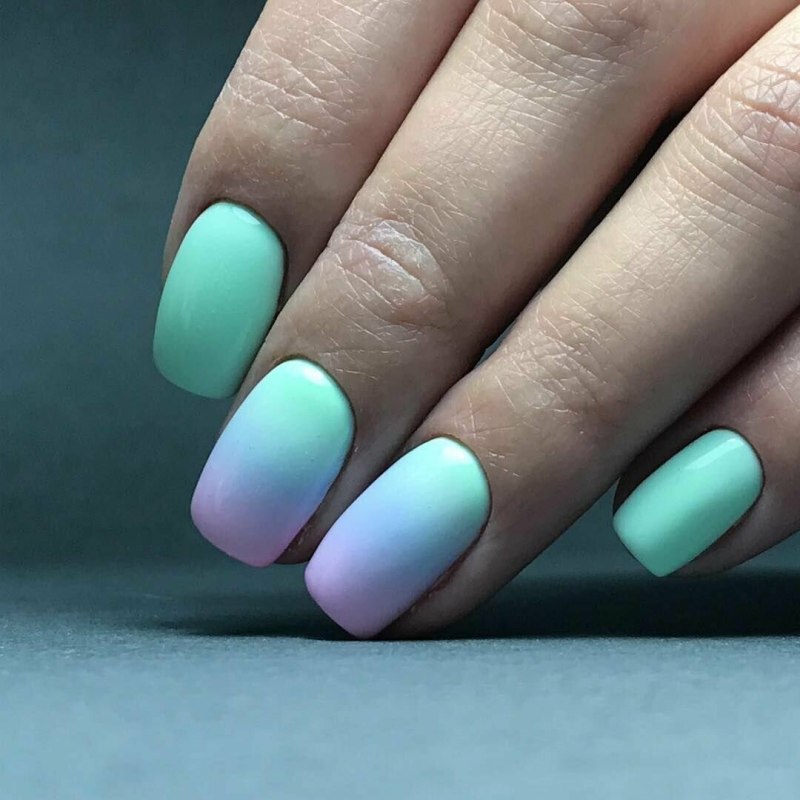 Маникюр БТС бирюза