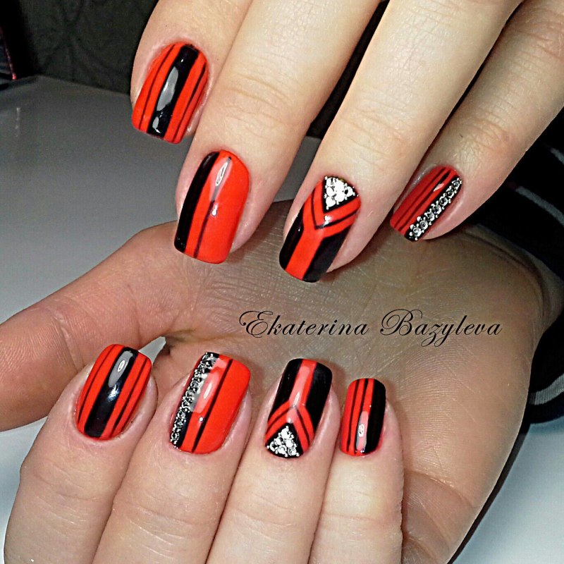 Маникюр в красных тонах геометрия