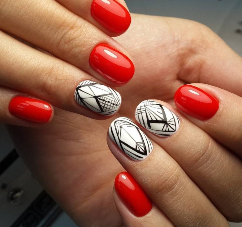 Маникюр коралловый с золотом