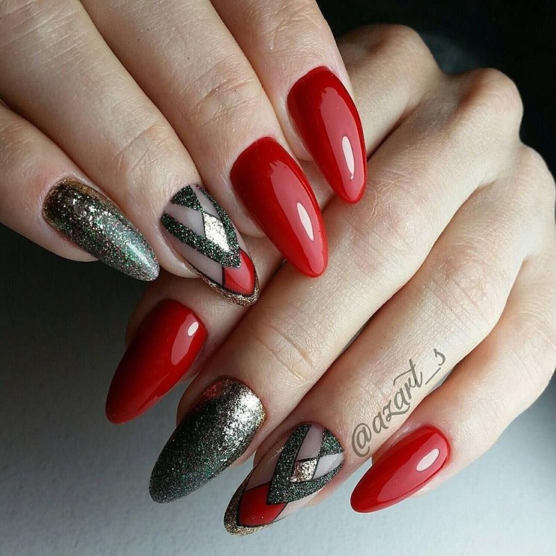 Маникюр на короткие ногти красный с золотом