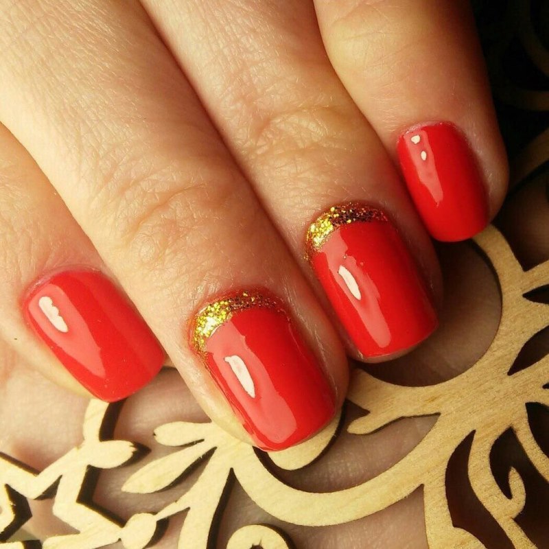 Красно-чёрный маникюр с золотом
