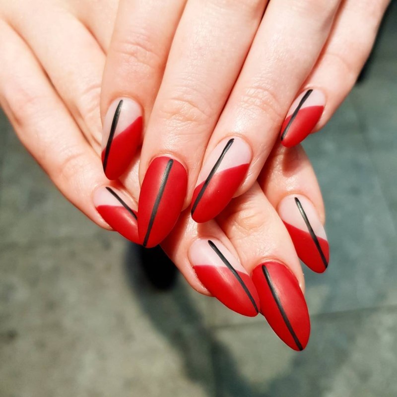 Маникюр красный с белым и золотым