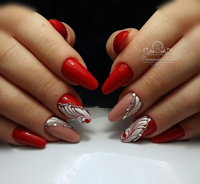 Геометрия на красных ногтях