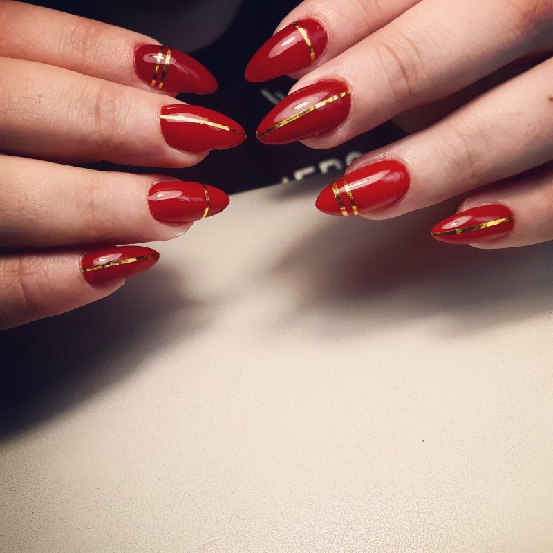 Маникюр красный с белым геометрия