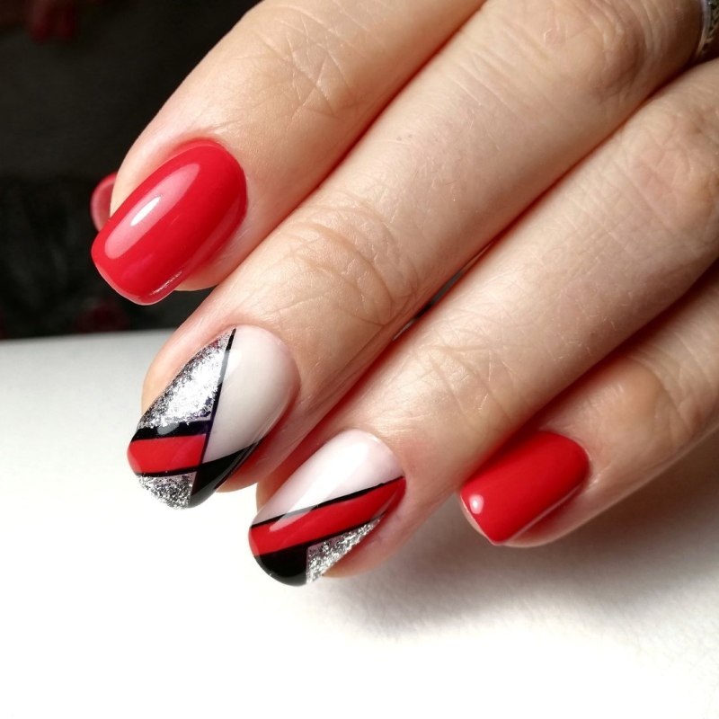 Французский маникюр красный с черным