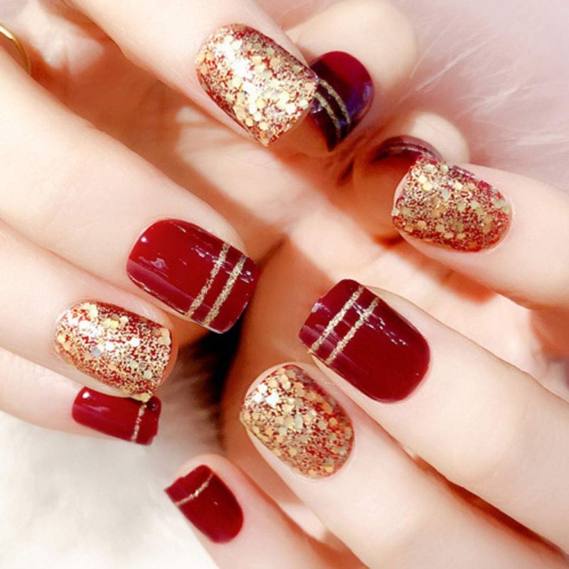 Ногти красные с чёрным узором