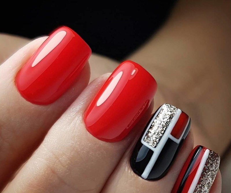 Маникюр терракотового цвета с золотом