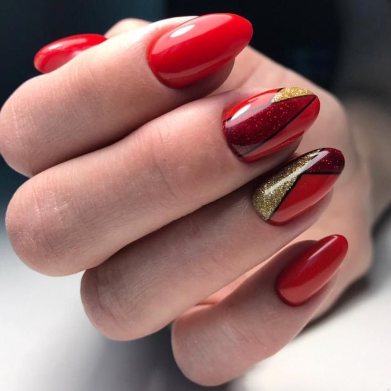 Красный геометрический маникюр
