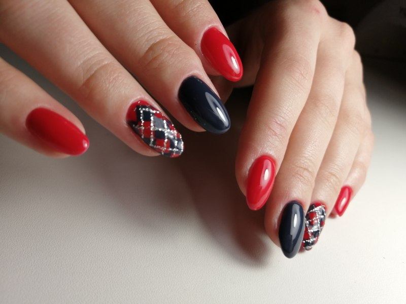 Красный маникюр с дизайном линии