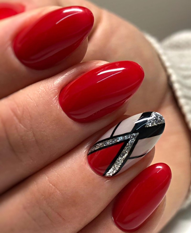 Маникюр красный френч