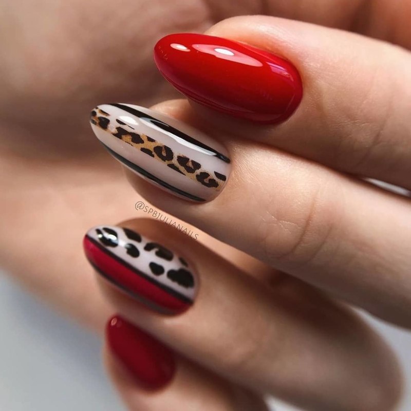 Красные ногти абстракция