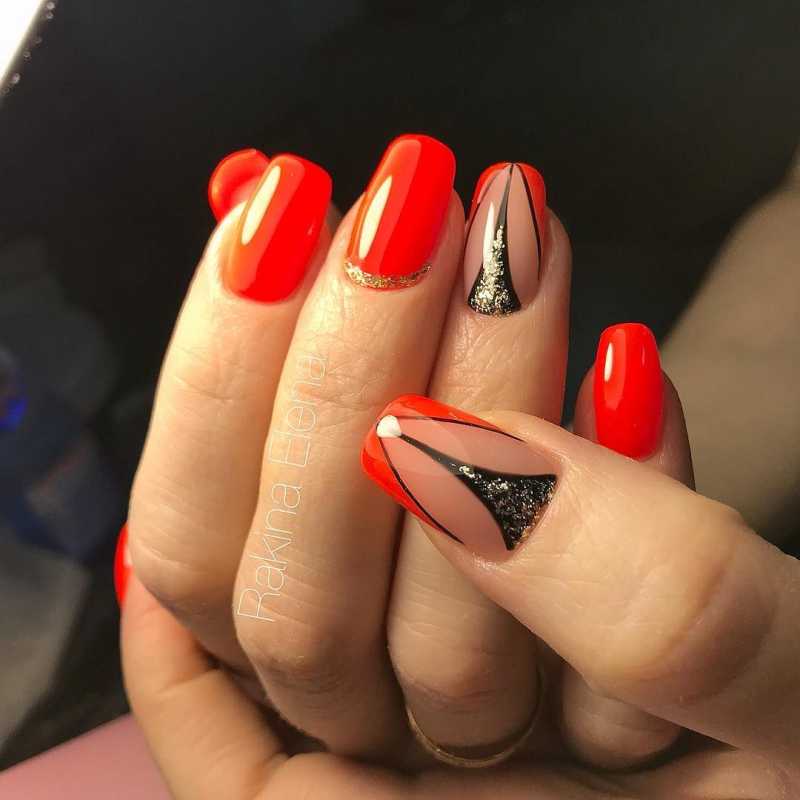 Маникюр красный с золотом