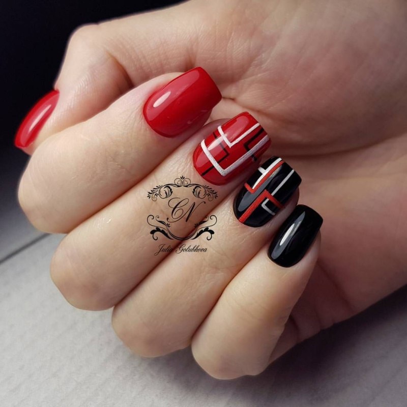 Красный маникюр с черными полосками