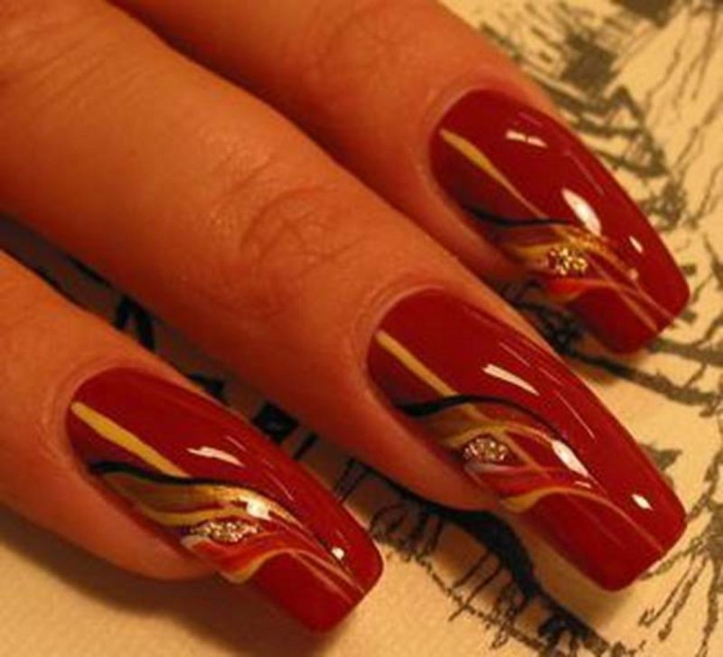 Красный маникюр с золотыми листочками