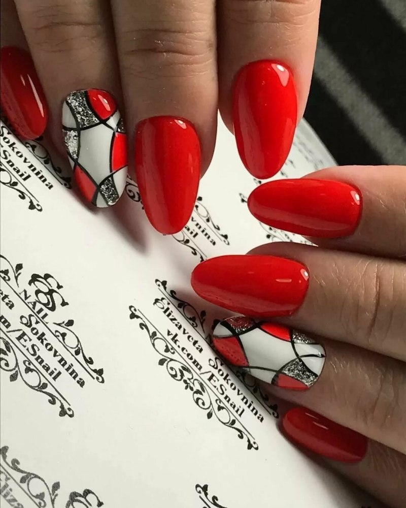 Букет и красный маникюр