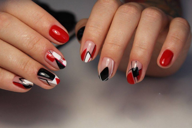 Бордовый маникюр с золотыми полосками