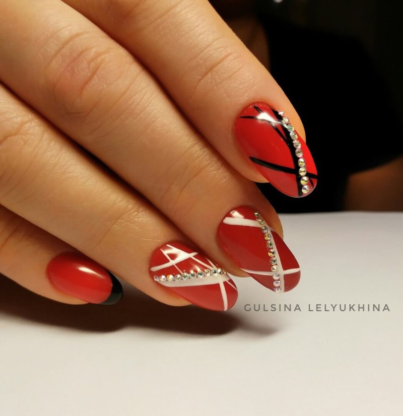 Маникюр геометрический узор красный