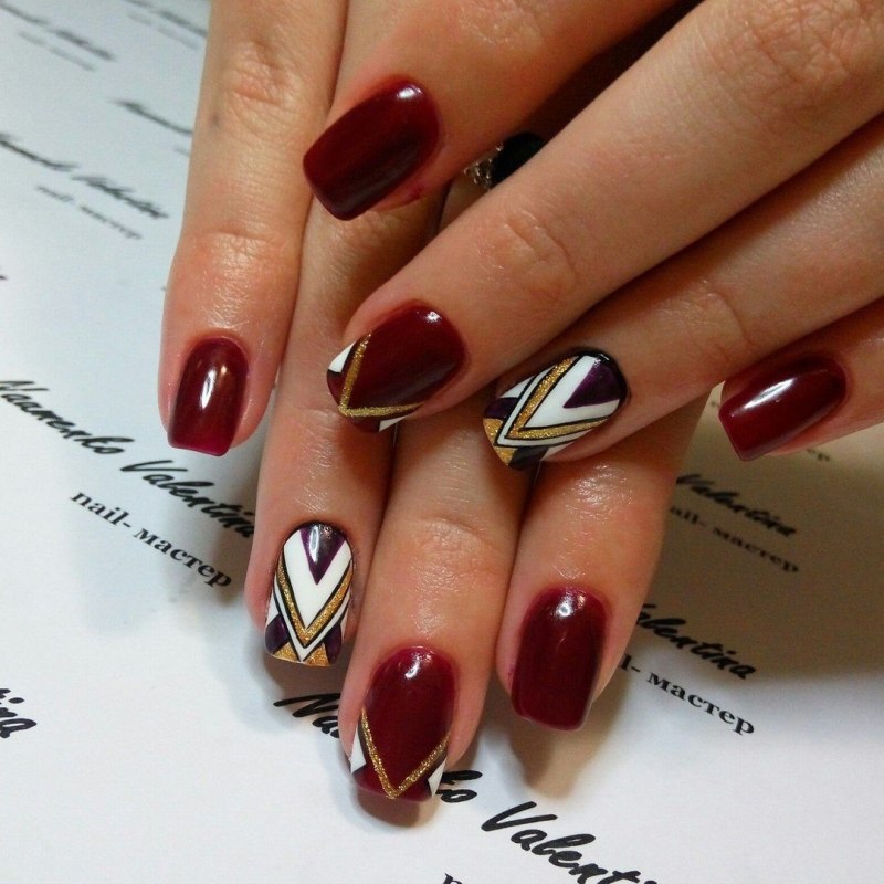 Красные ногти с белым геометрические