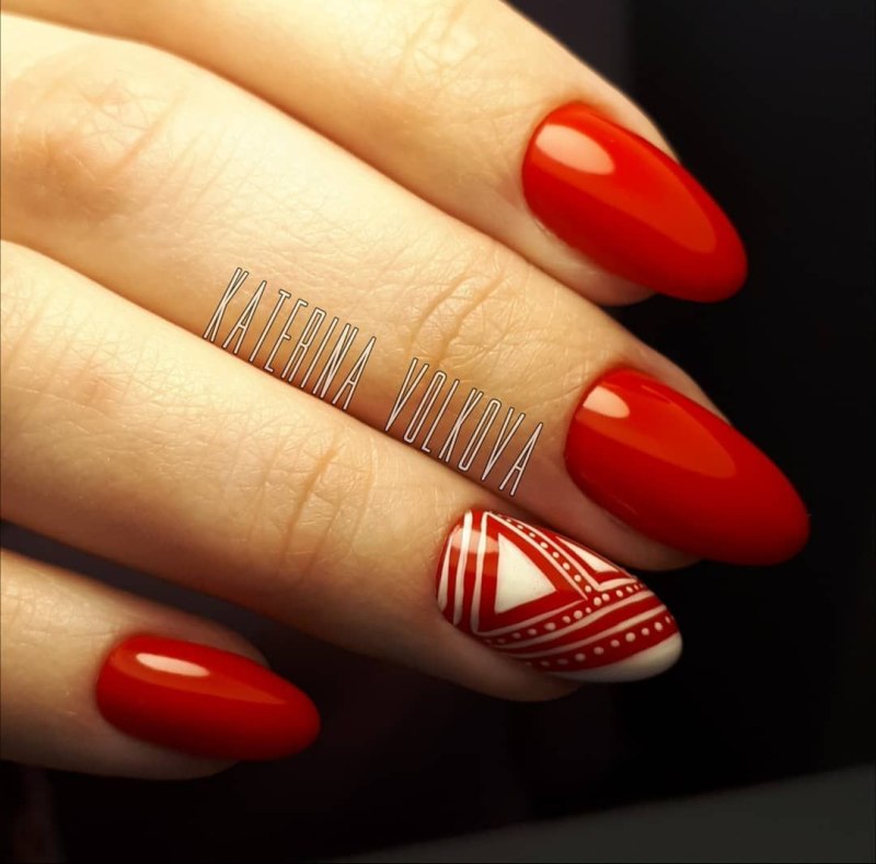 Маникюр бордового цвета геометрия