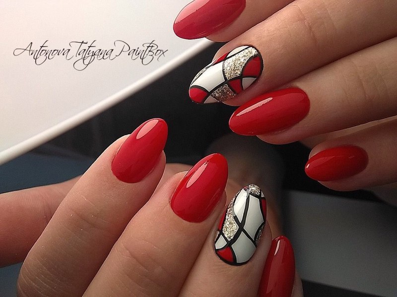Ногти красные с золотом