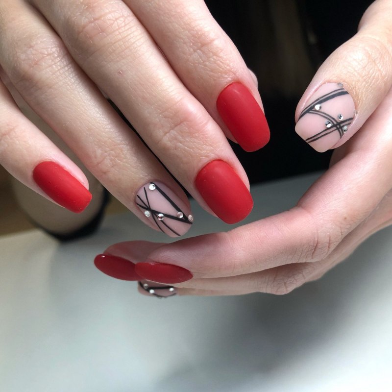 Маникюр красный с белым
