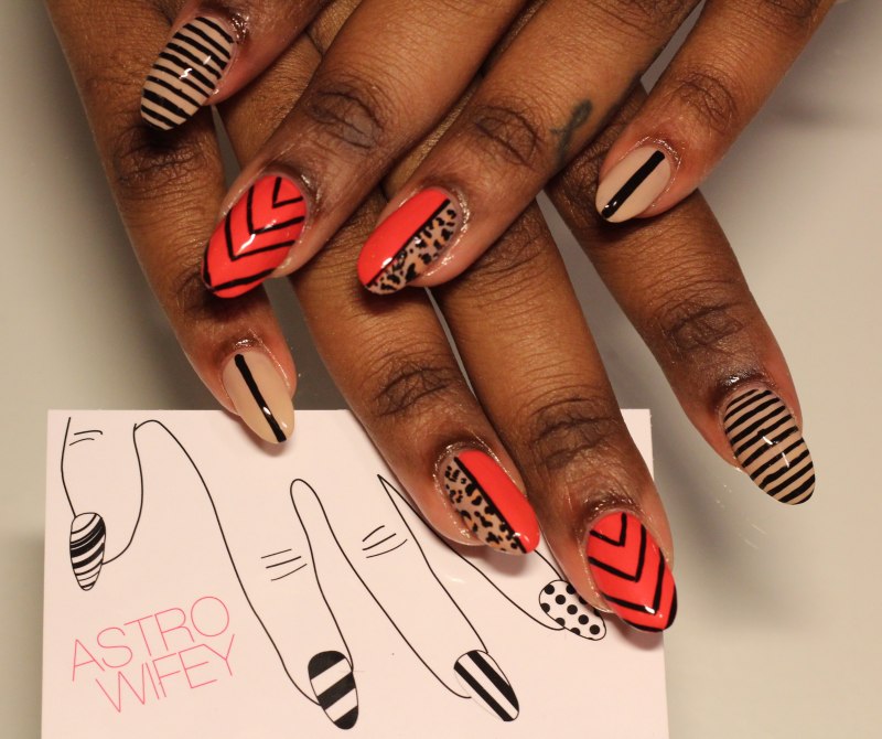 Коралловый маникюр с полосками