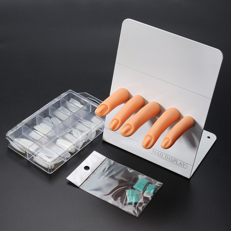 Женская рука с маникюром