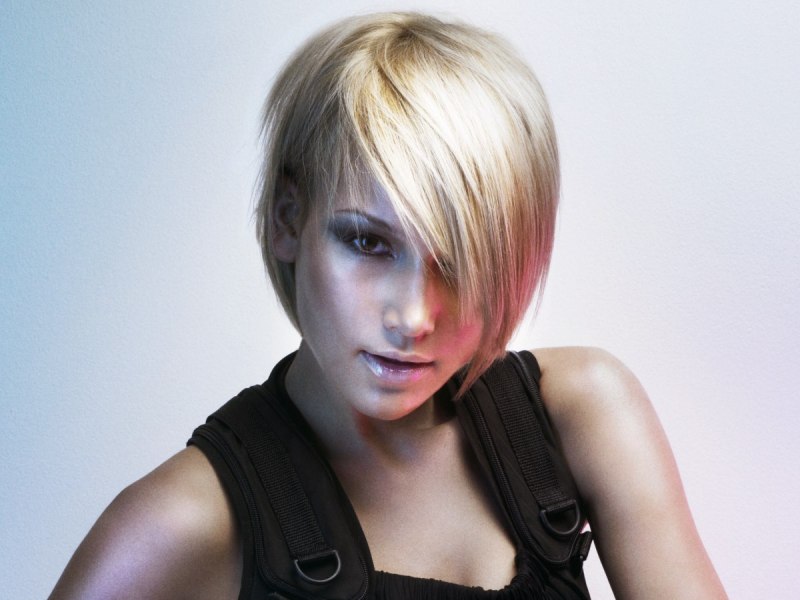 Красивая прическа на каре с челкой