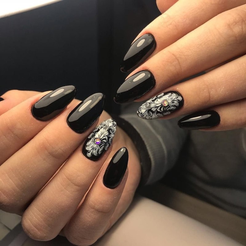 Чёрные ногти со стразами