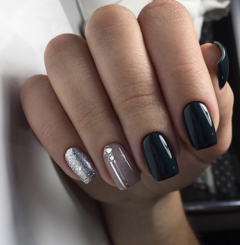 Темный маникюр