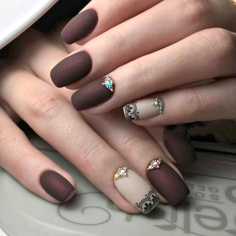 Маникюр в бежево-коричневых тонах