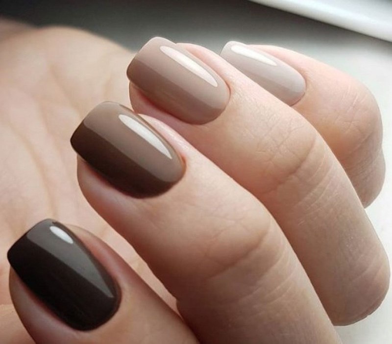 Маникюр бежевый с черным