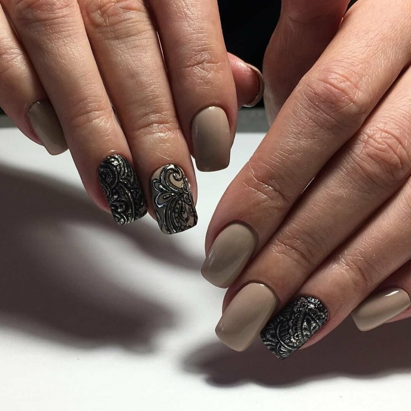 Тёмный маникюр на короткие ногти