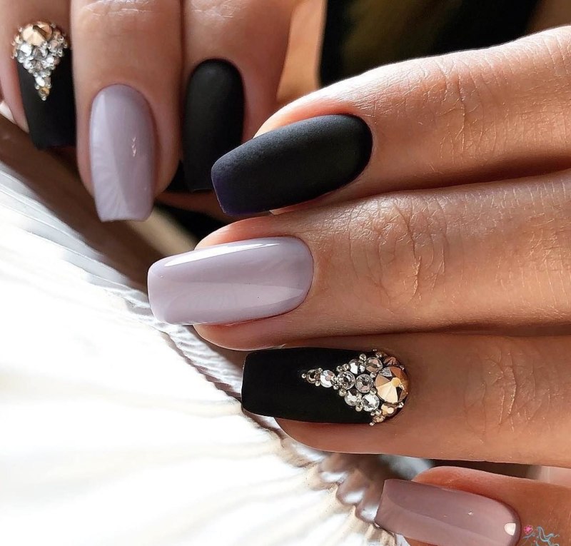 Чёрные ногти со стразами