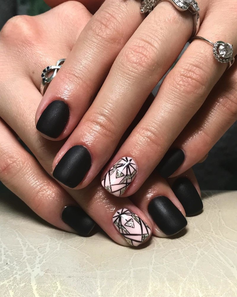 Маникюр в тёмных тонах