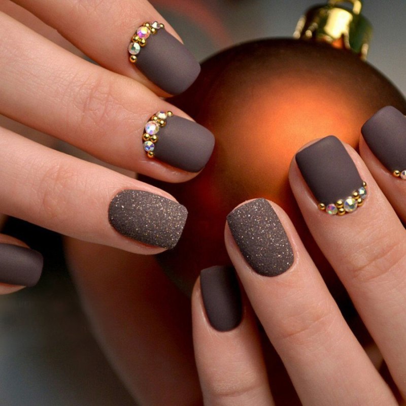 Однотонный маникюр на короткие ногти