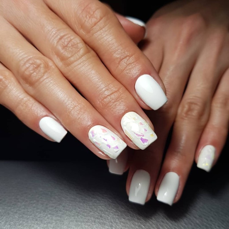 Белый маникюр