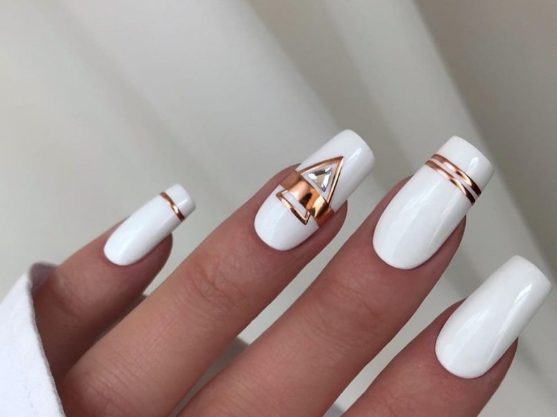 Белый модный маникюр