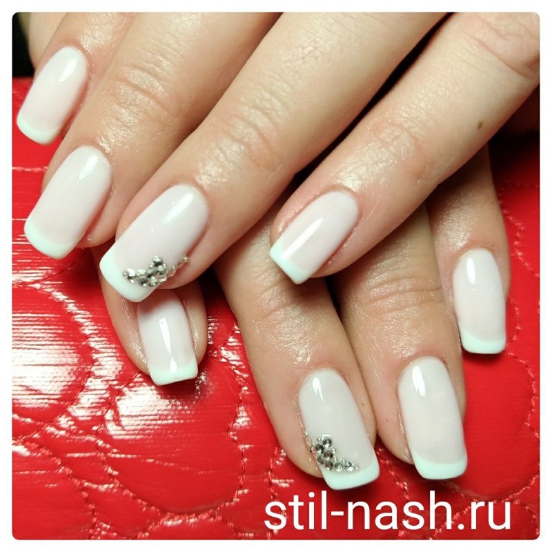 Молочный маникюр с дизайном