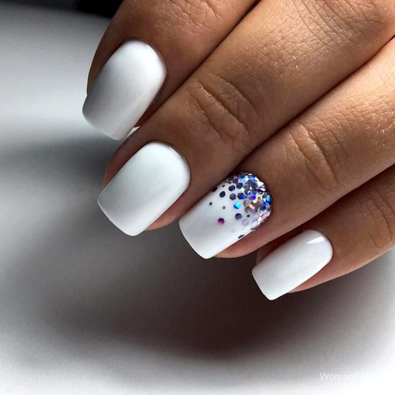 Маникюр в белых тонах