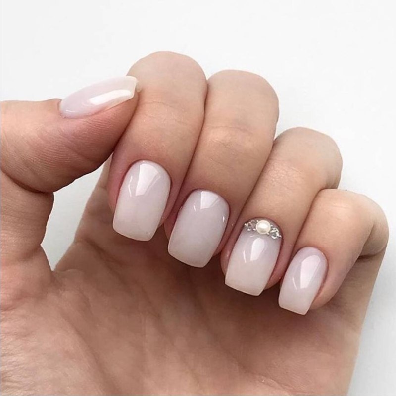 Белый маникюр на короткие ногти